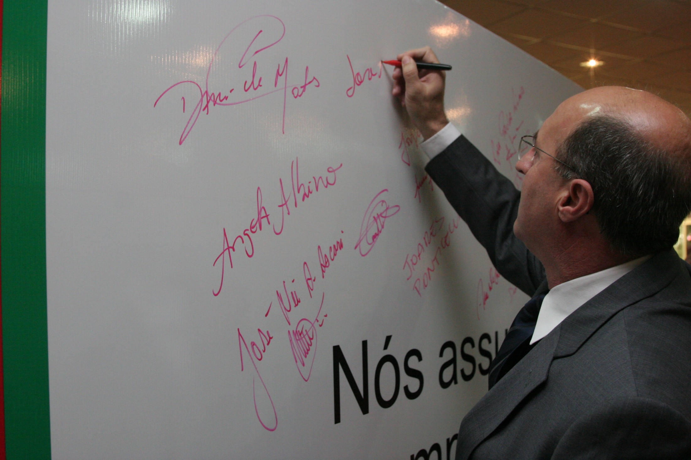 Deputados assinam Mural no Hall da Alesc
