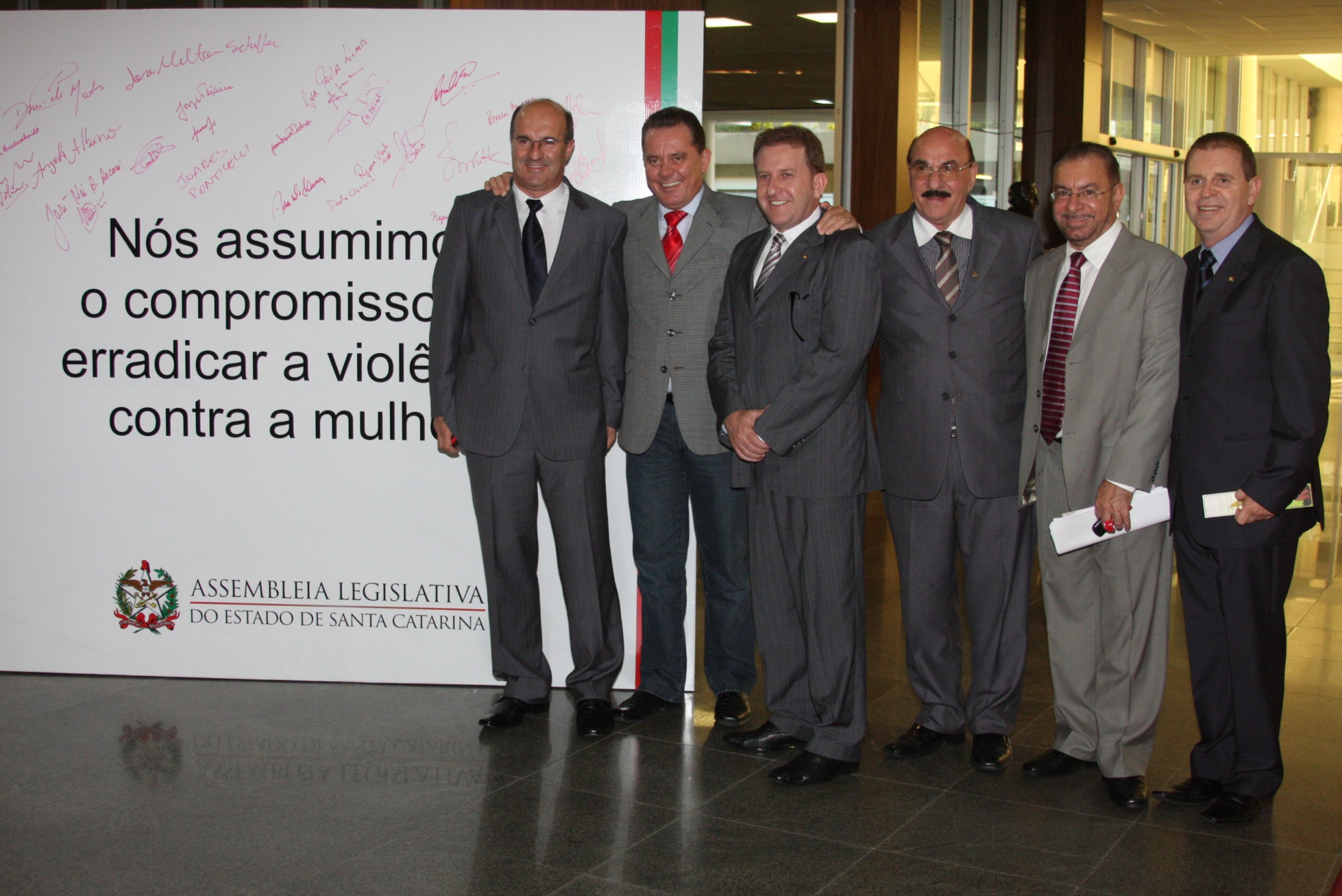 Deputados assinam Mural no Hall da Alesc