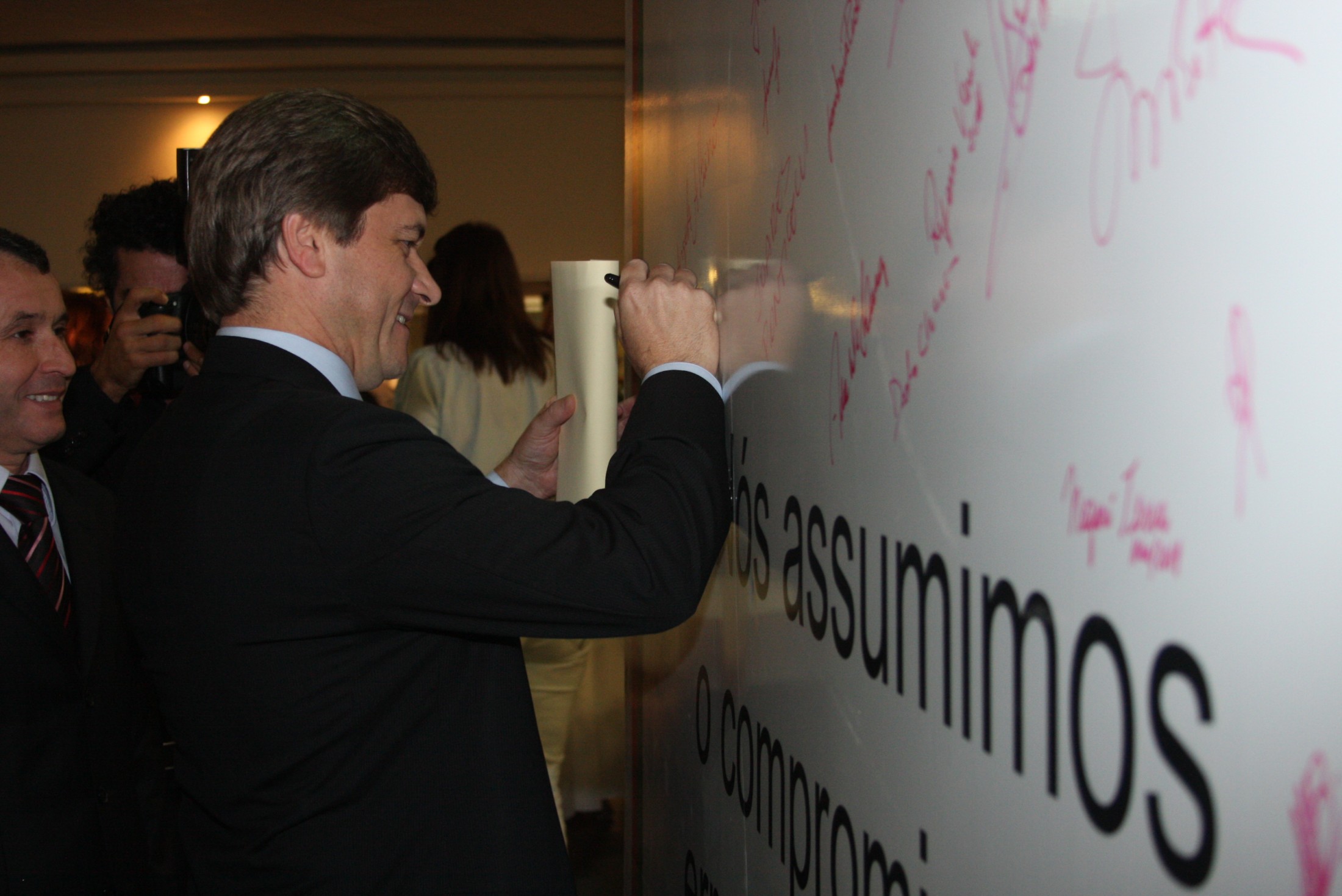 Deputados assinam Mural no Hall da Alesc