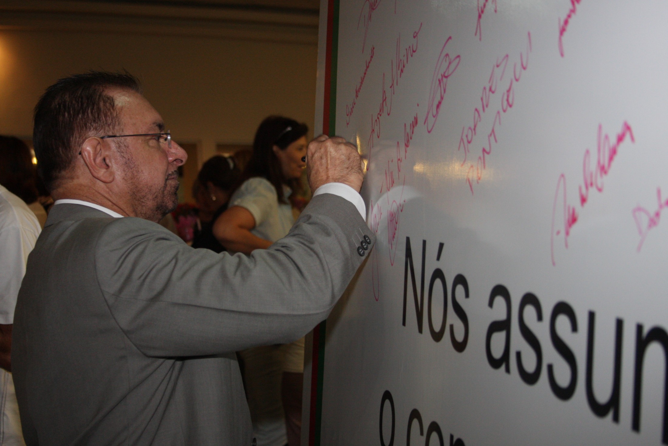 Deputados assinam Mural no Hall da Alesc