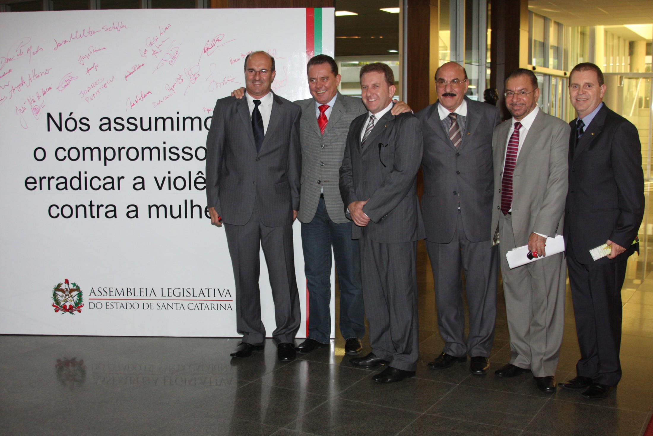 Deputados assinam Mural no Hall da Alesc