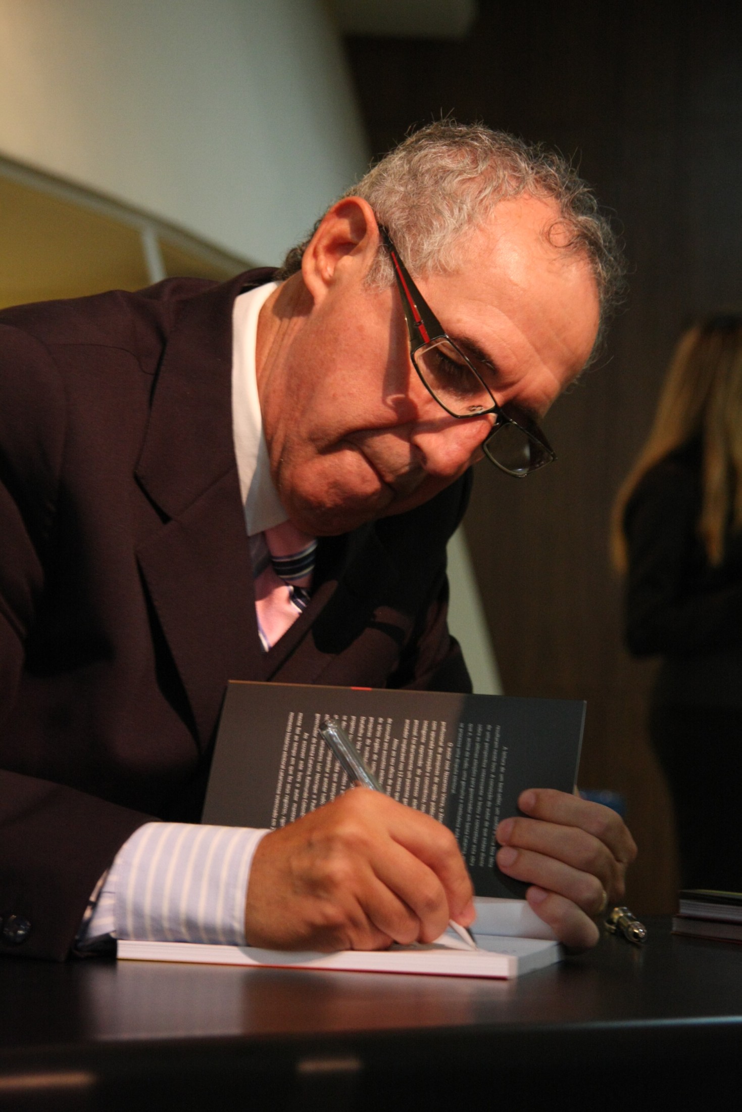 Livro sobre cenário eleitoral foi lançado na Assembleia