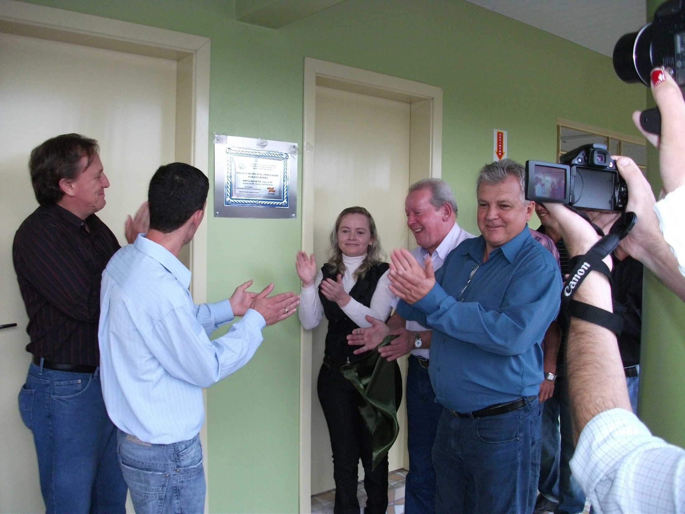 Deputado Marcos Vieira inaugura obras no Oeste