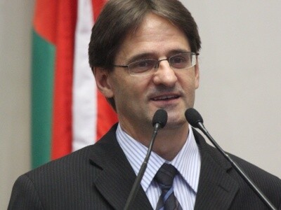 Deputado Neodi Saretta destaca situação de avicultores do estado