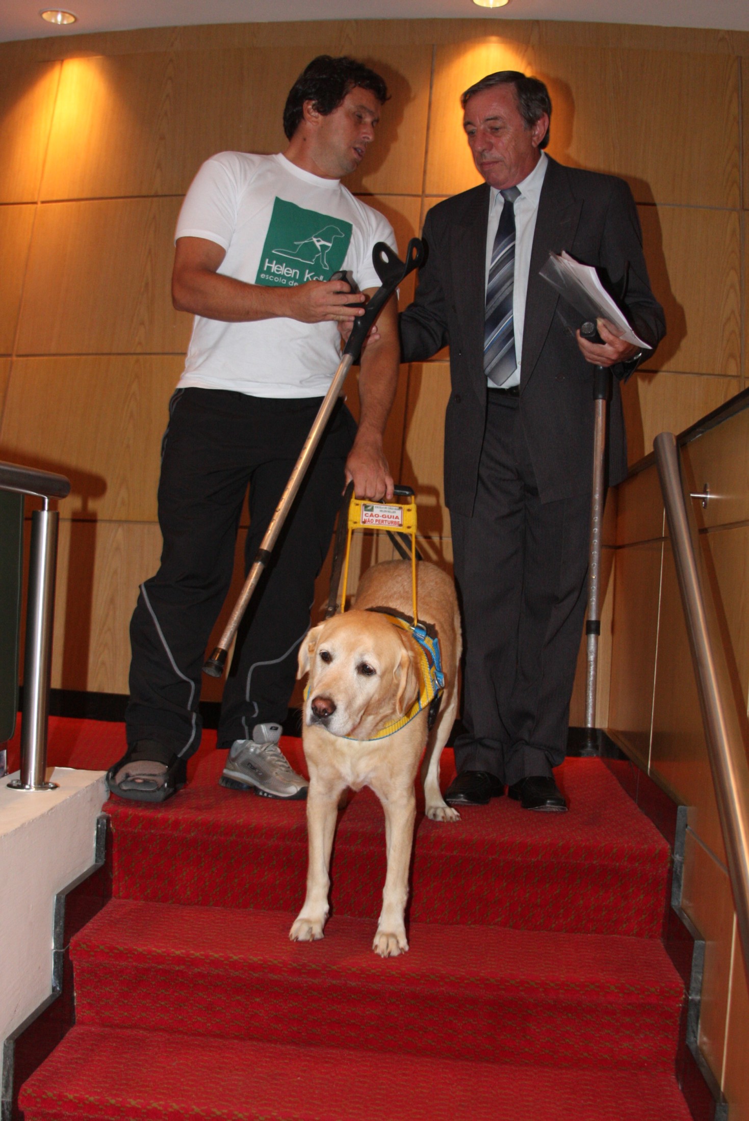 Representantes da única escola de cães-guia do estado ganham espaço em Plenário