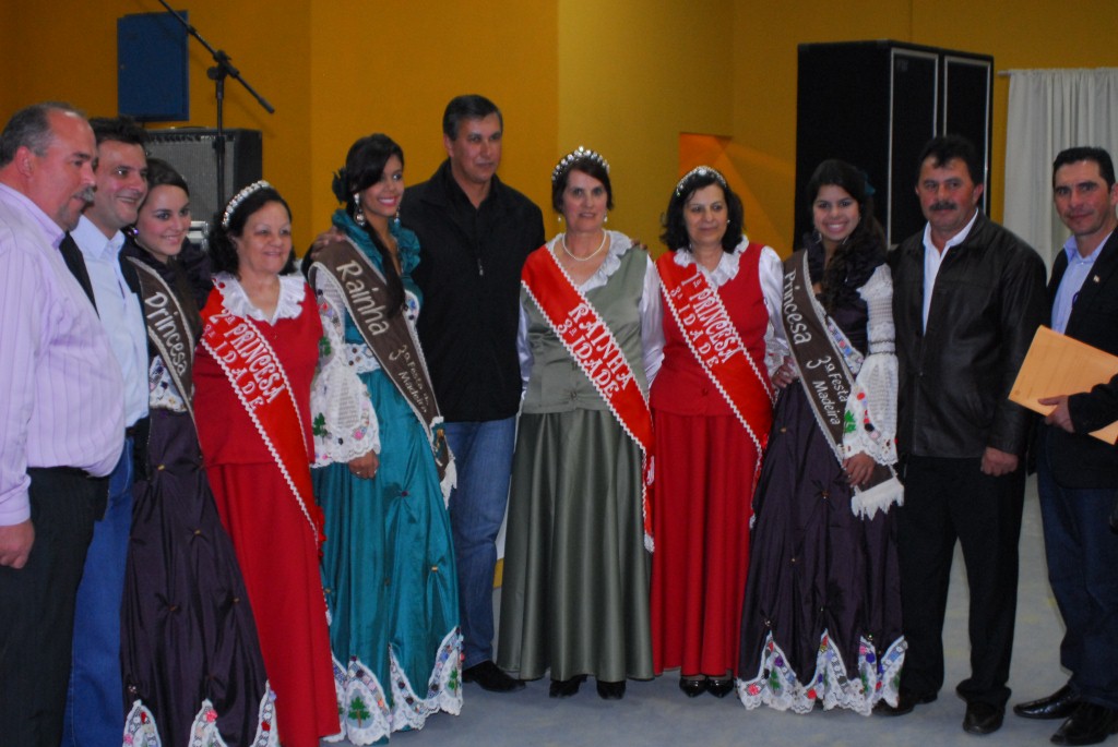 Autoridades com rainhas e princesas da Festa da Integração da Melhor Idade e da Festa da Madeira