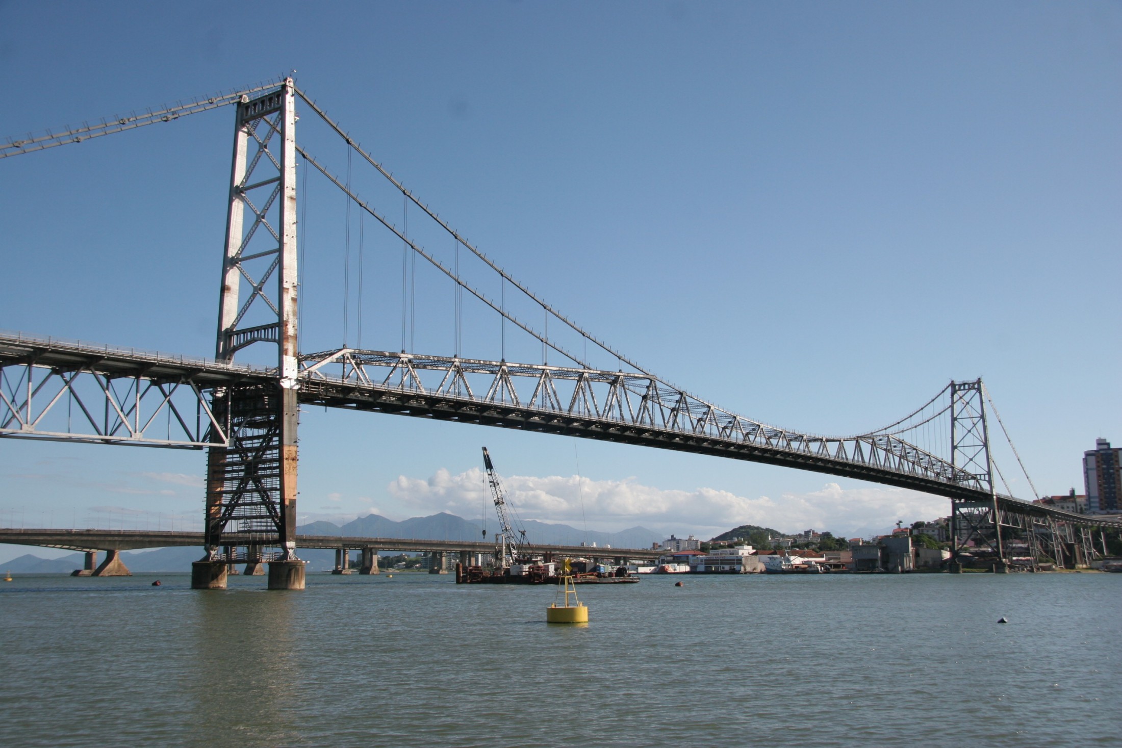 Ponte Hercílio Luz - Florianópolis. Foi inaugurada em 13 de maio de 1926.