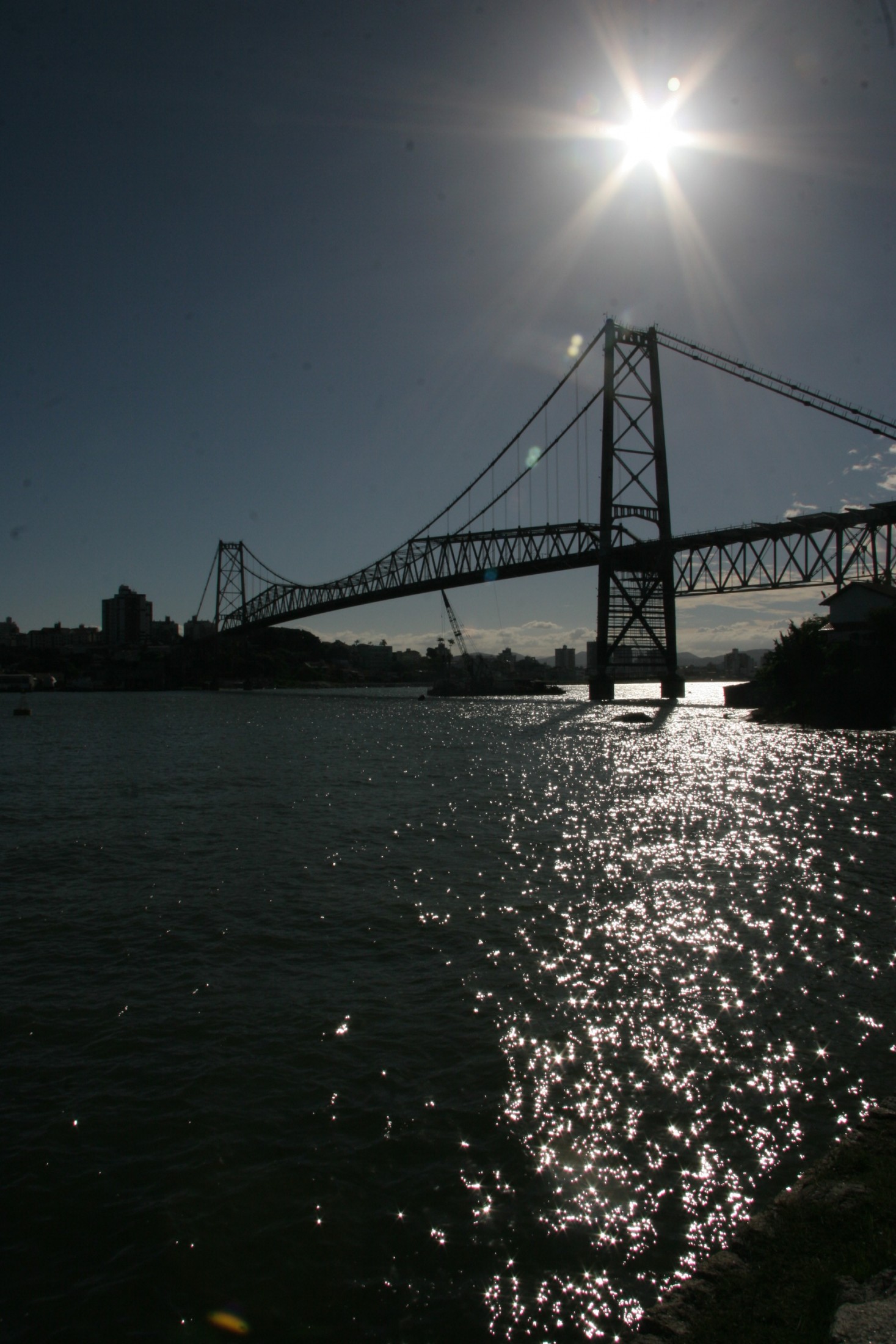 Ponte Hercílio Luz - Florianópolis. Foi inaugurada em 13 de maio de 1926.
