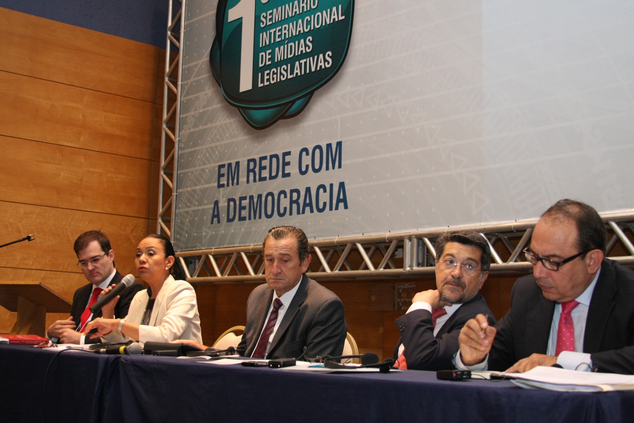 Deputada Leticia Araceli Salas Torres e mesa