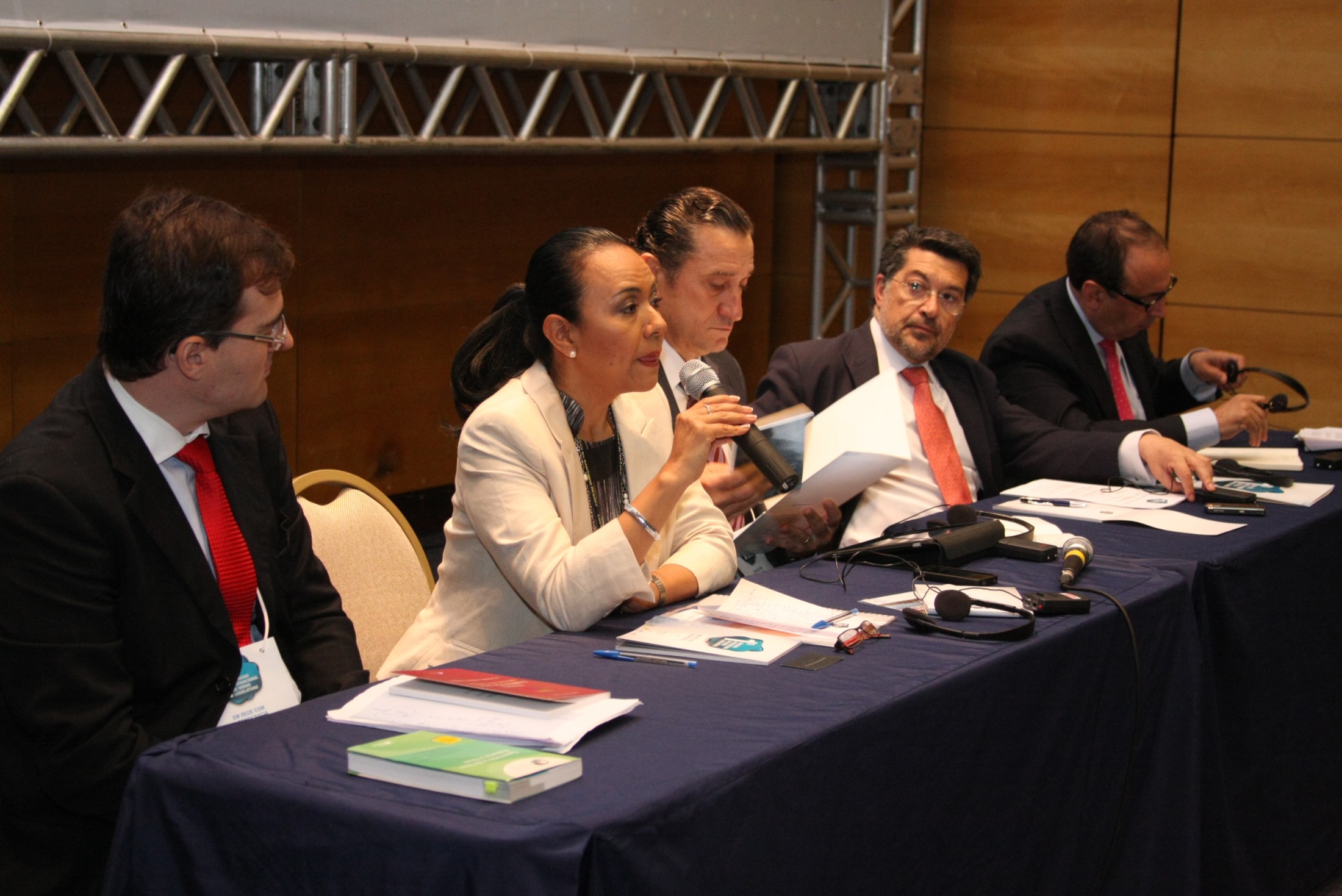 Deputada Leticia Araceli Salas Torres e mesa
