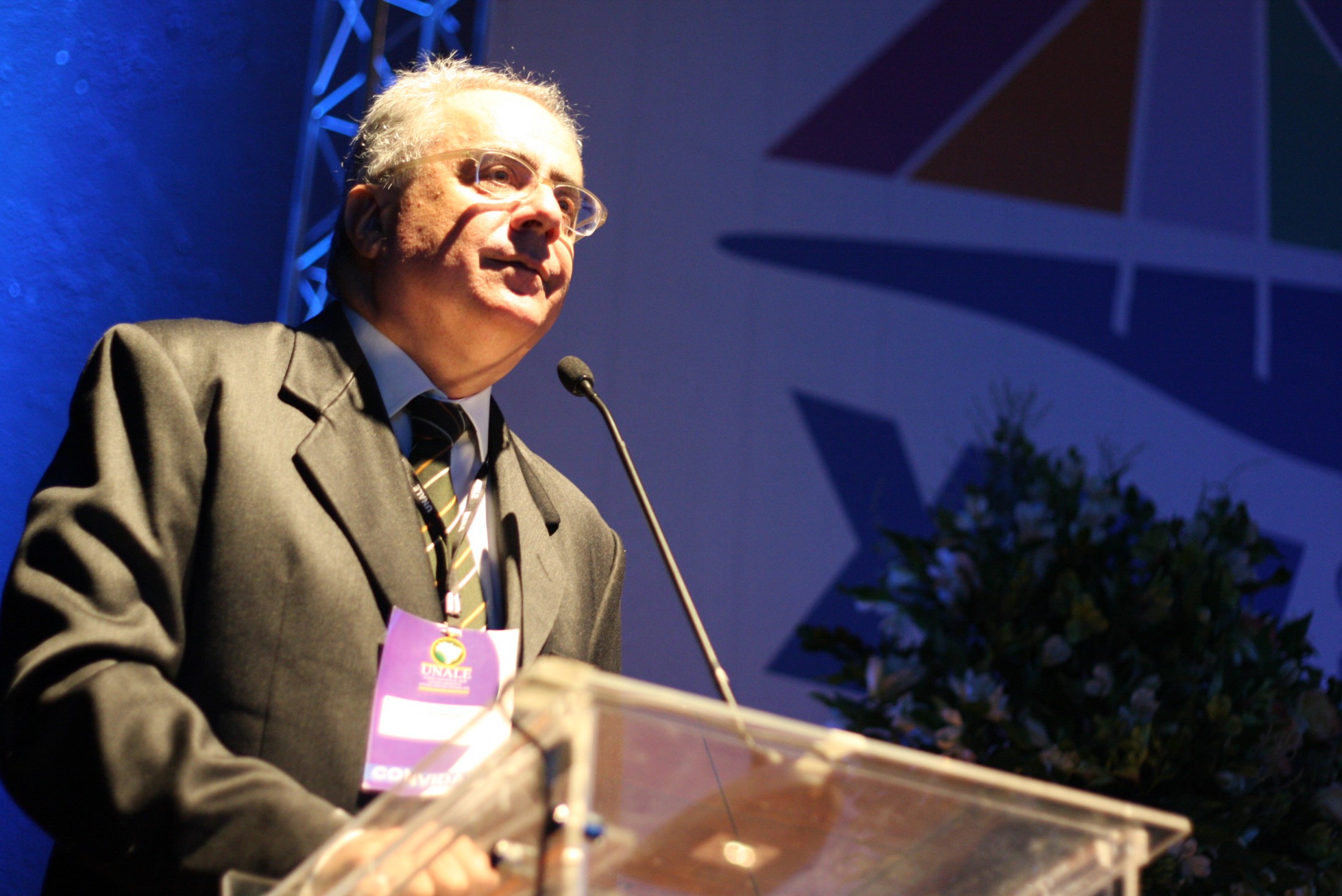 Nassif critica mídia tradicional e elogia a situação econômica do país