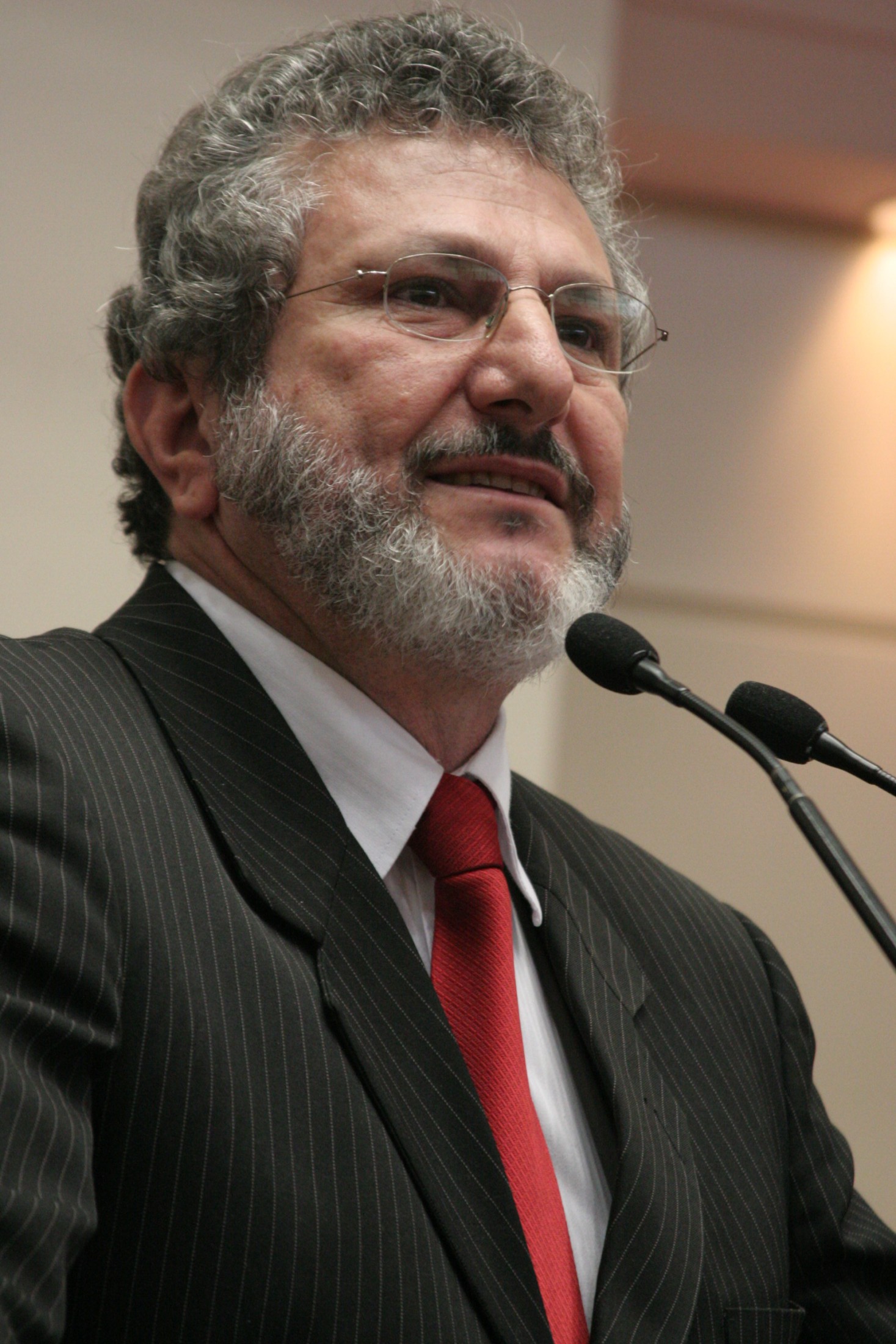 Dos Gabimetes- Padre Pedro questiona MP e pede que governador receba magistério