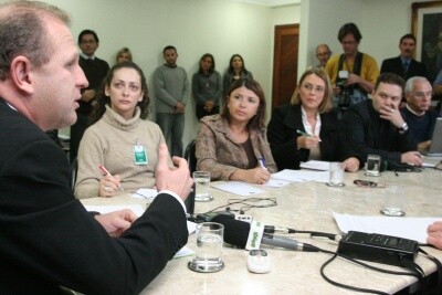 Presidente Merisio anuncia cortes em salários