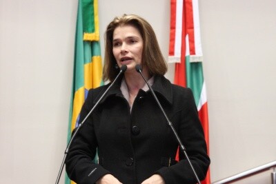 Angela Albino denuncia compra milionária de LEGO