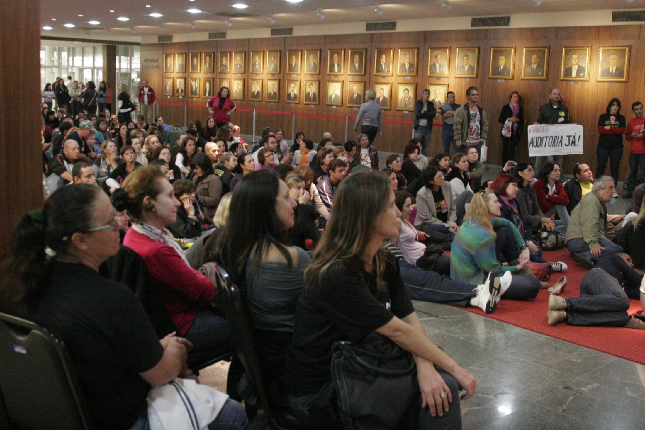Professores em greve acompanham a Sessão