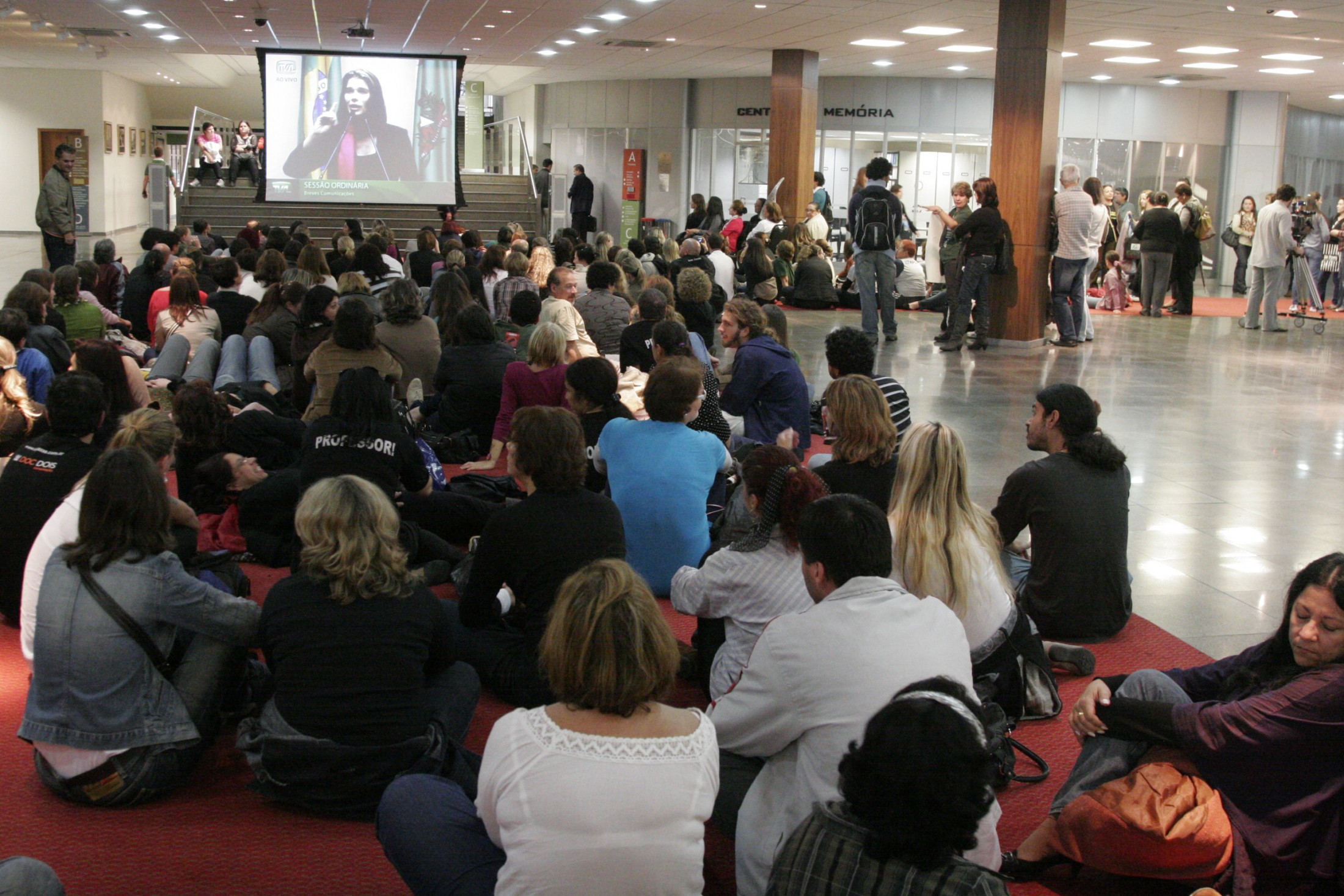 Professores em greve acompanham a Sessão