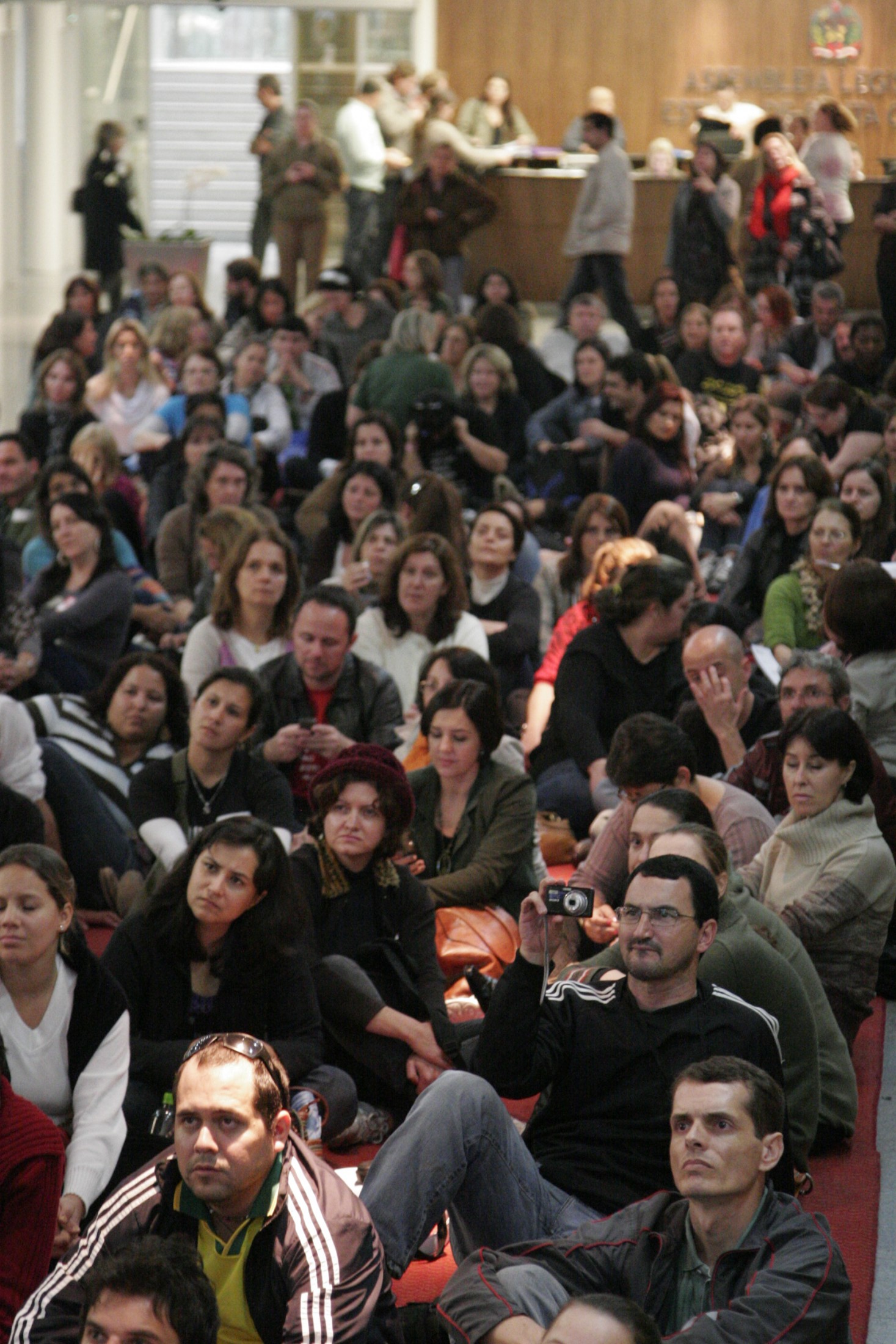 Professores em greve acompanham a Sessão