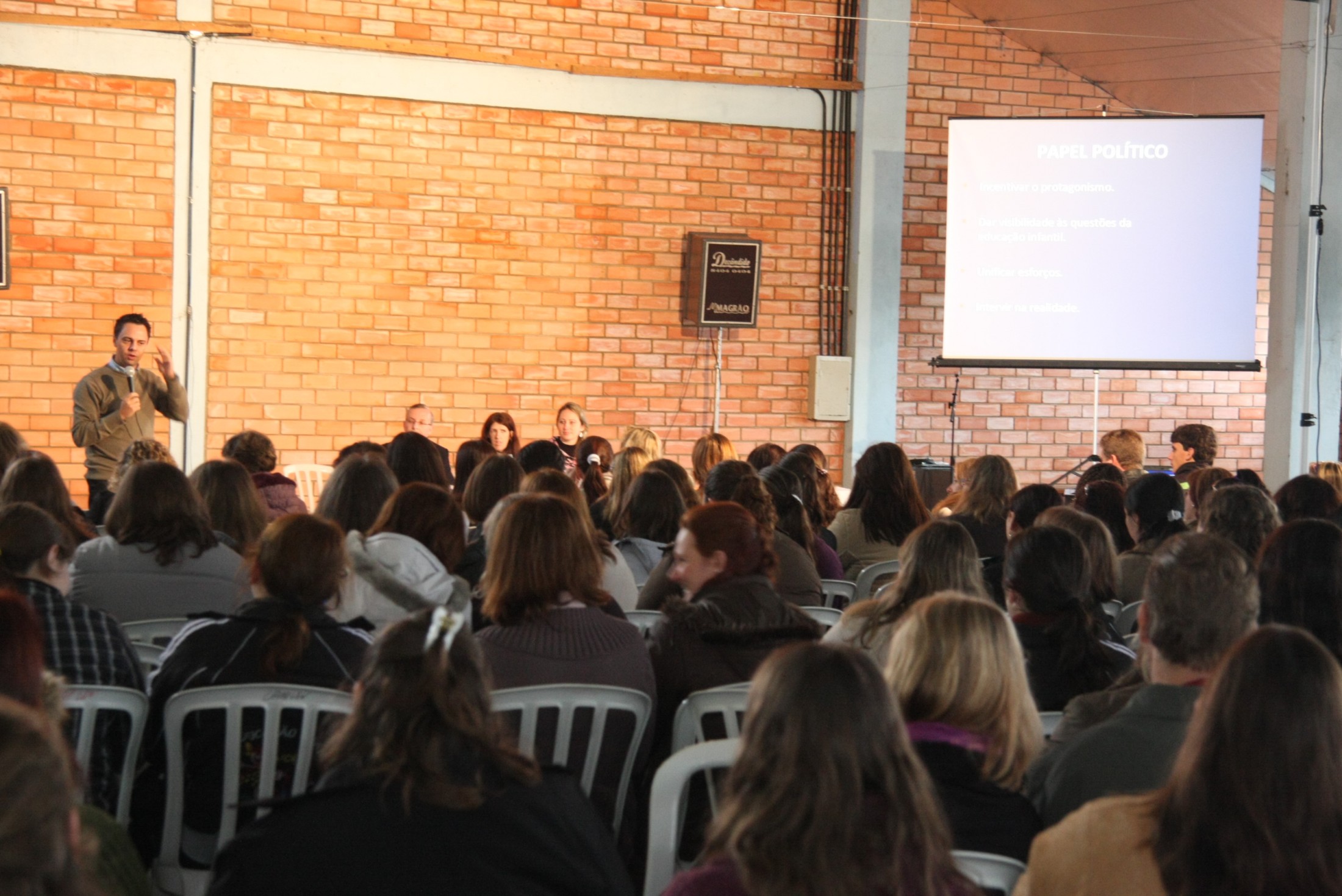 Professores discutem metas do PNE para o Ensino Infantil, Básico, Médio e Superior em São Miguel do