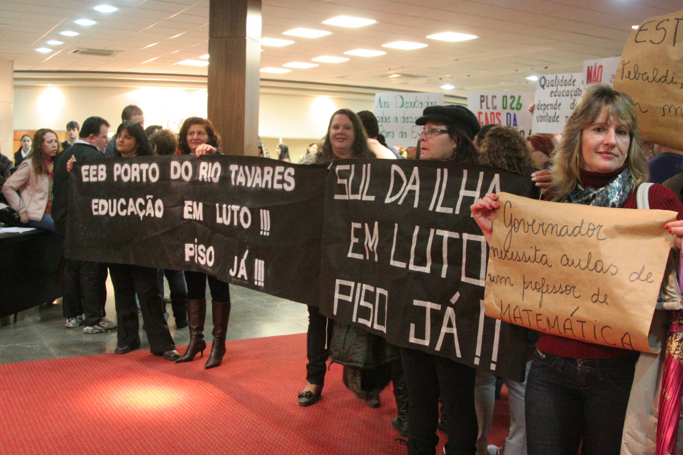 Magistério realiza assembleia no hall do Poder Legislativo