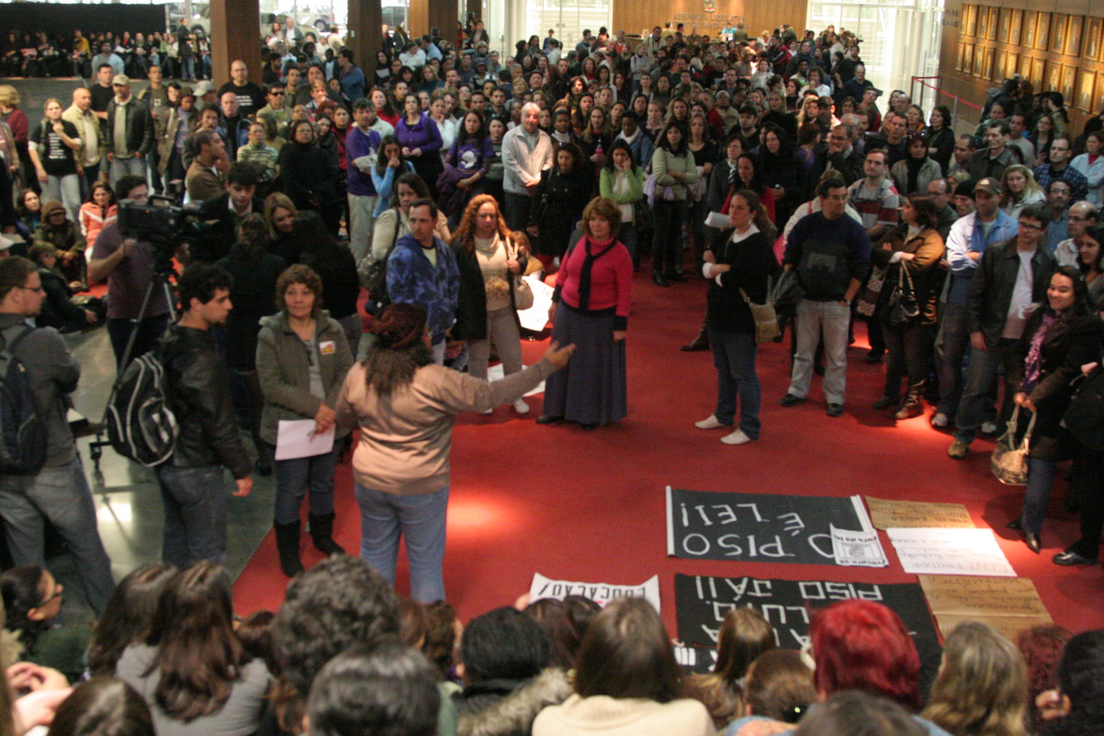 Magistério realiza assembleia no hall do Poder Legislativo