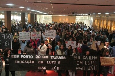 Professores da rede estadual se reunem em frente à Assembleia