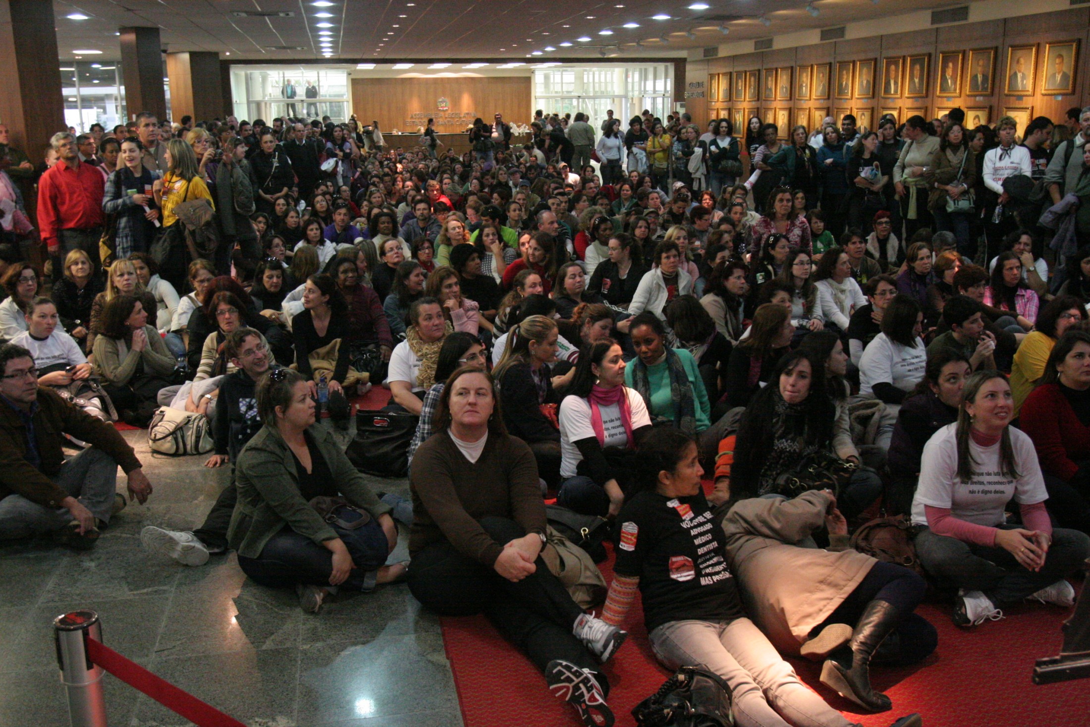 Professores em greve acompanham a Sessão