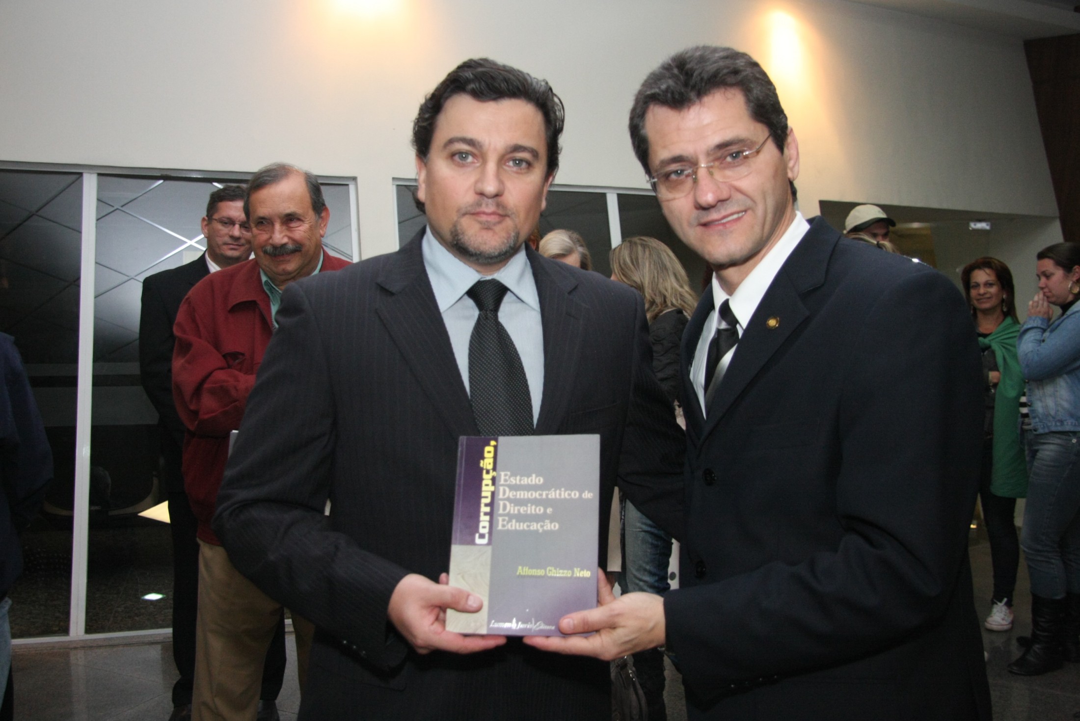 Livro aborda enfrentamento da corrupção a partir dos instrumentos democráticos e da educação