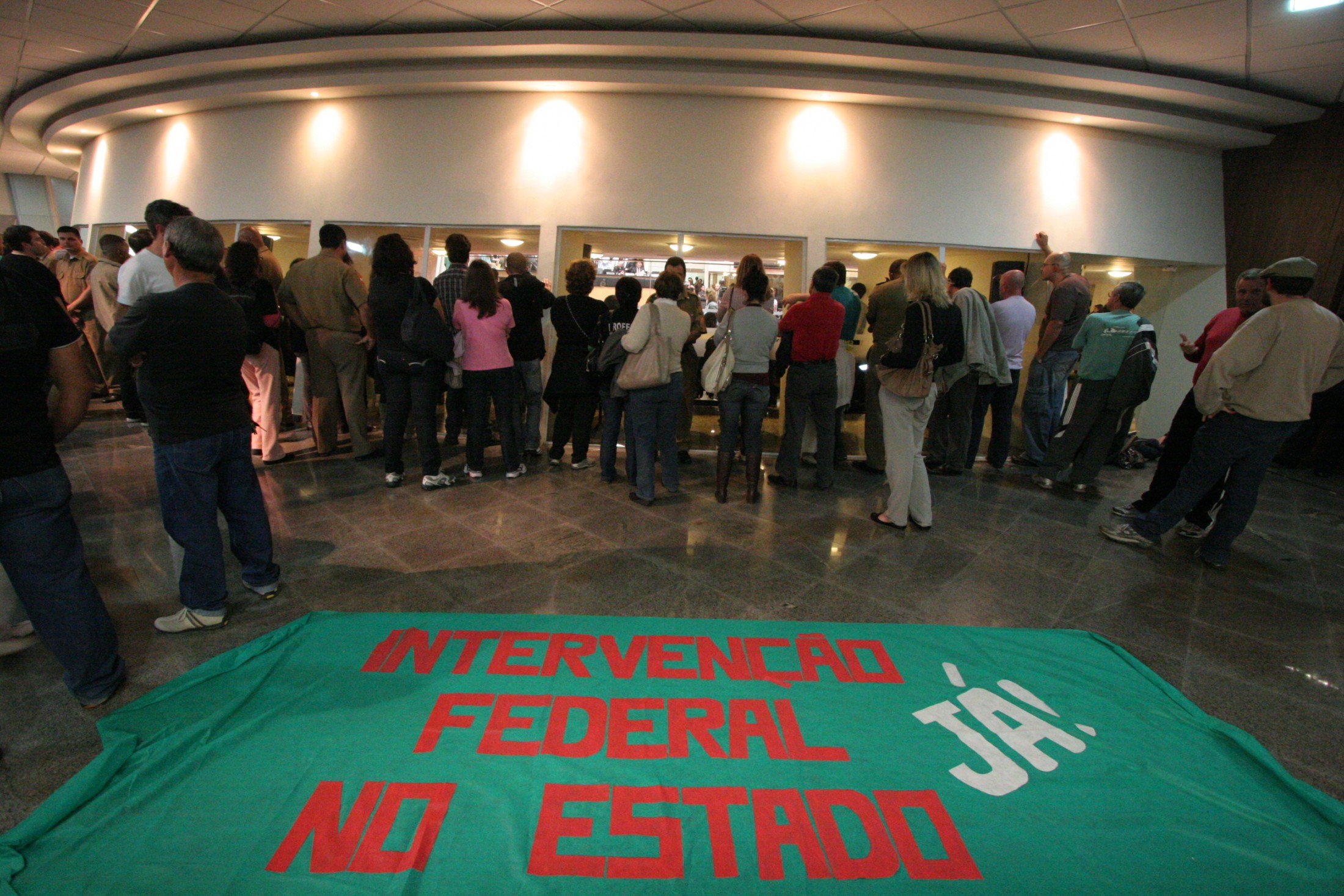 Professores em greve acompanham a Sessão