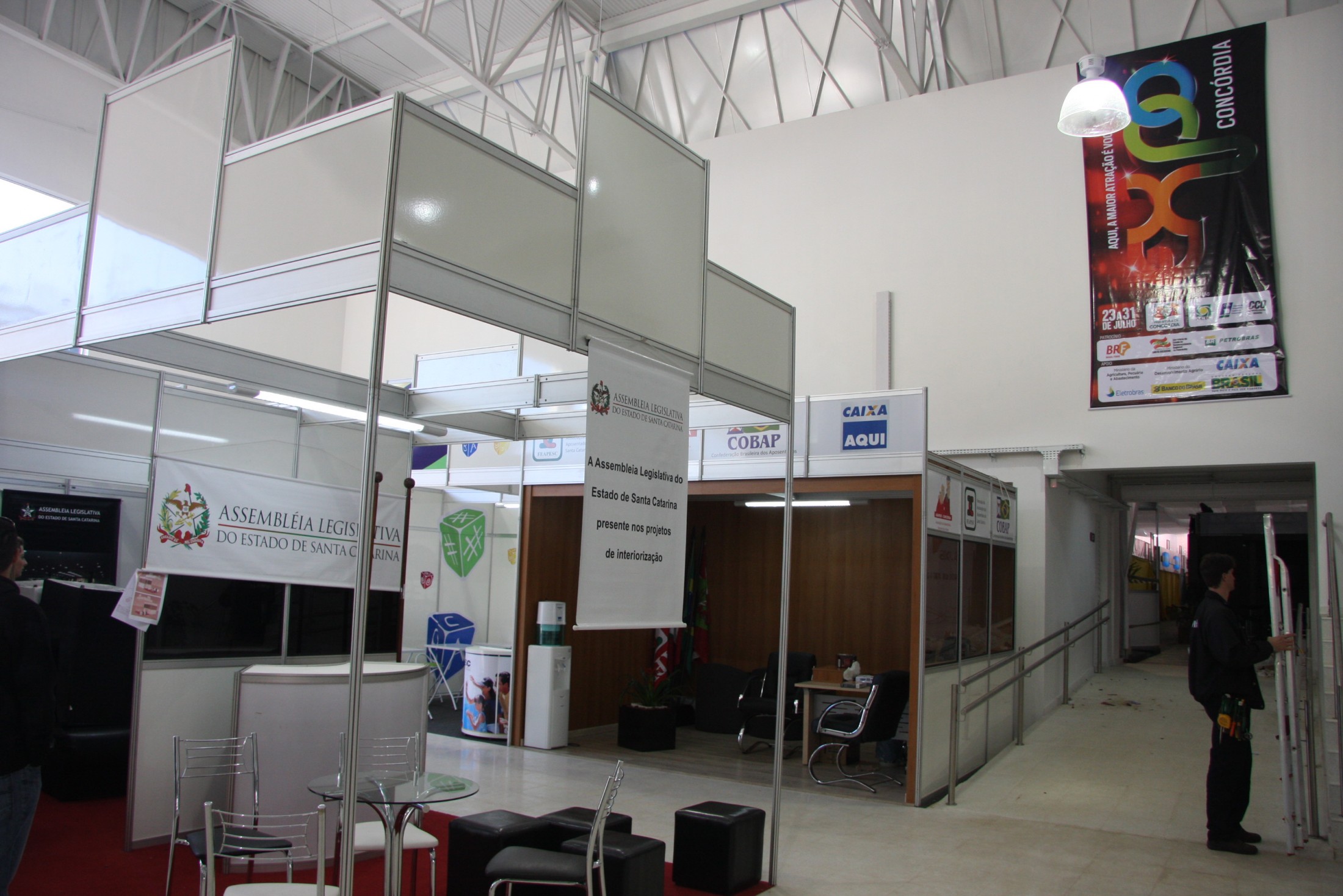 Organização do evento finaliza montagem dos expositores.