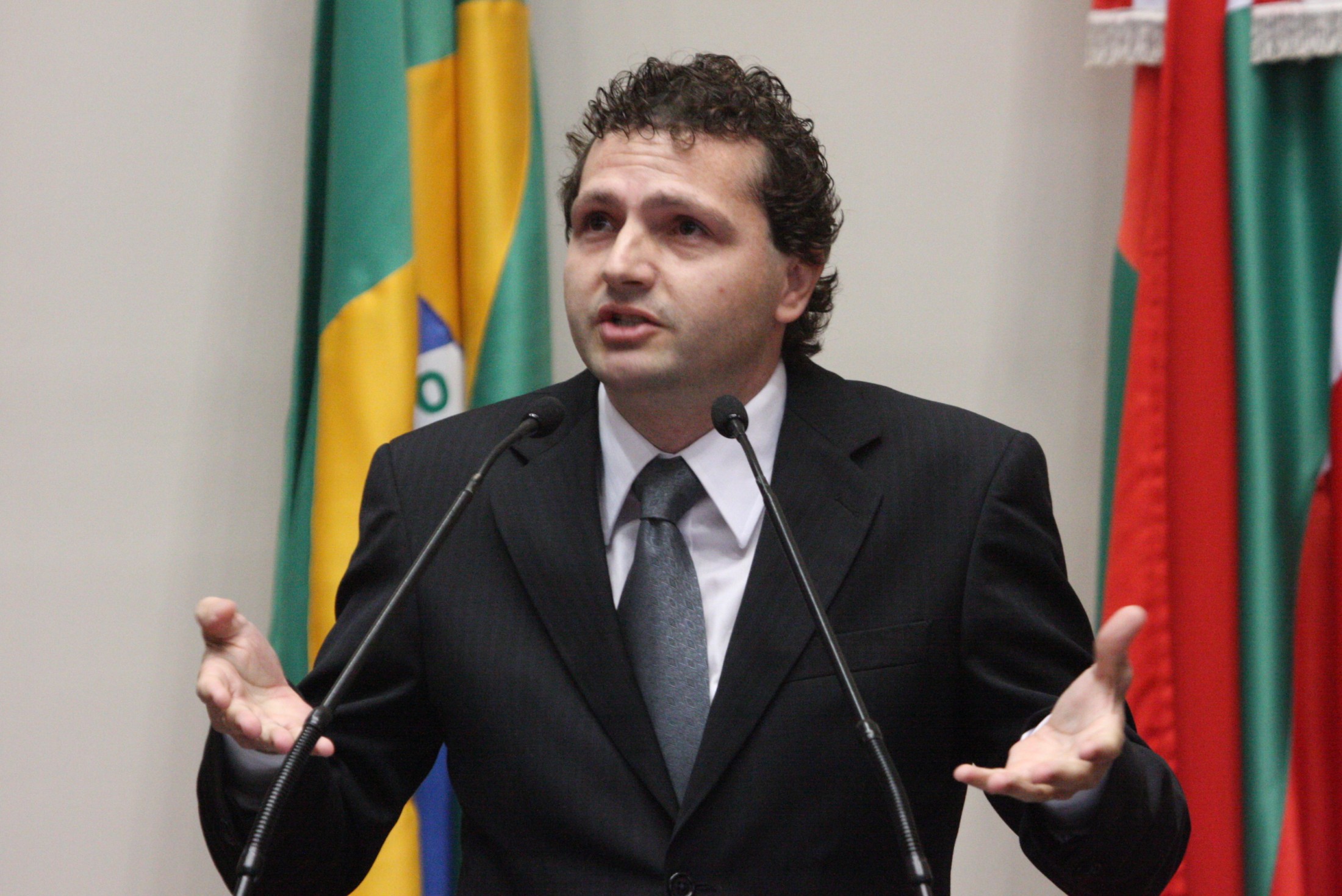 Deputado Tozzo quer manter Câmara Especial