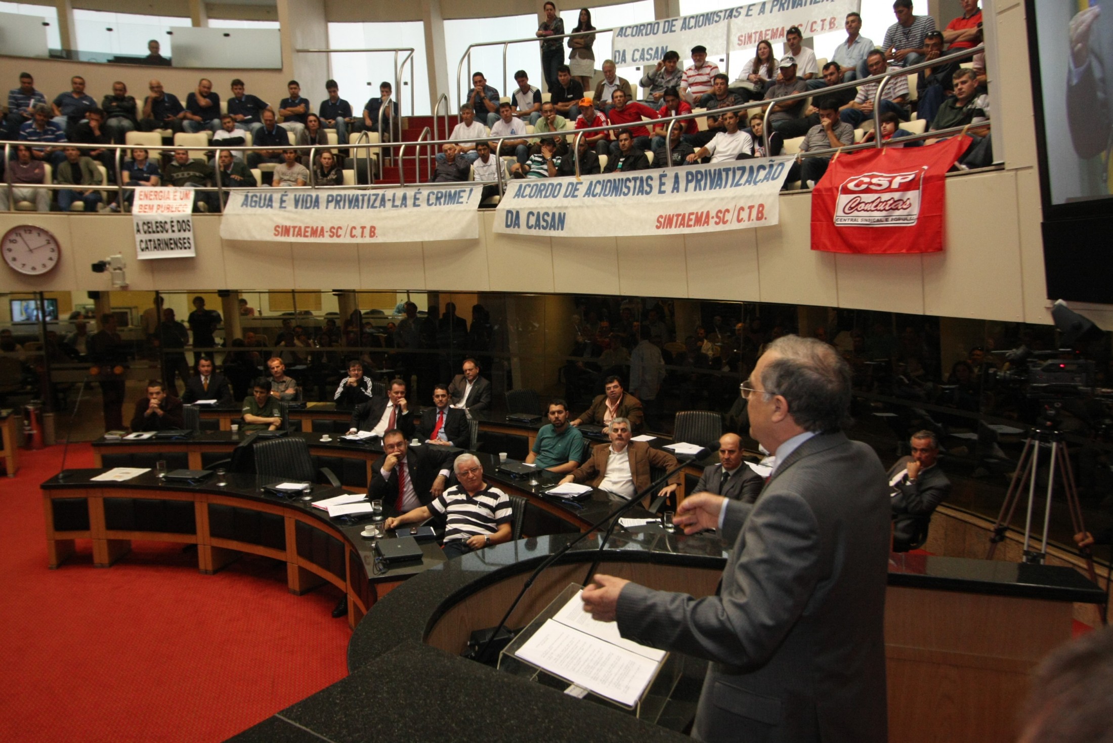 Parlamento debate matérias que autorizam venda de ações da Casan