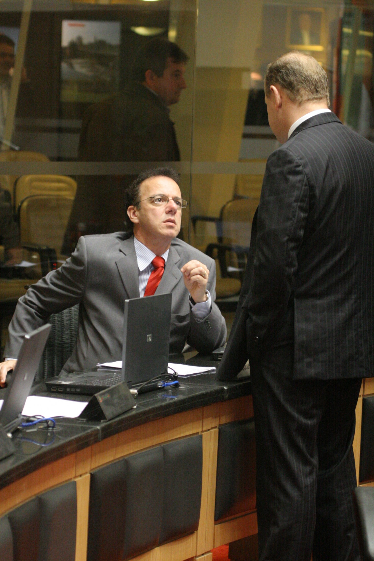 Plenário aprova PLC que extingue aposentadoria com vencimento de deputado para servidor público
