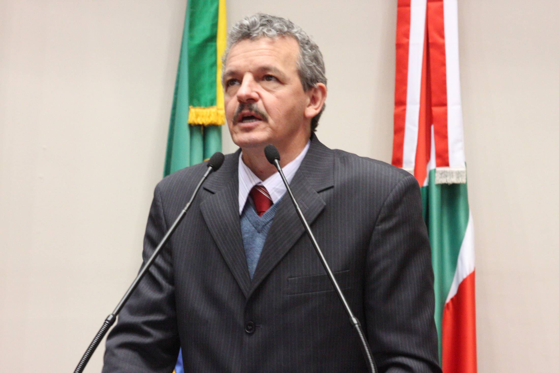 Aprovado projeto da Bancada do PT que derruba aposentadoria de ex-deputado para servidor público
