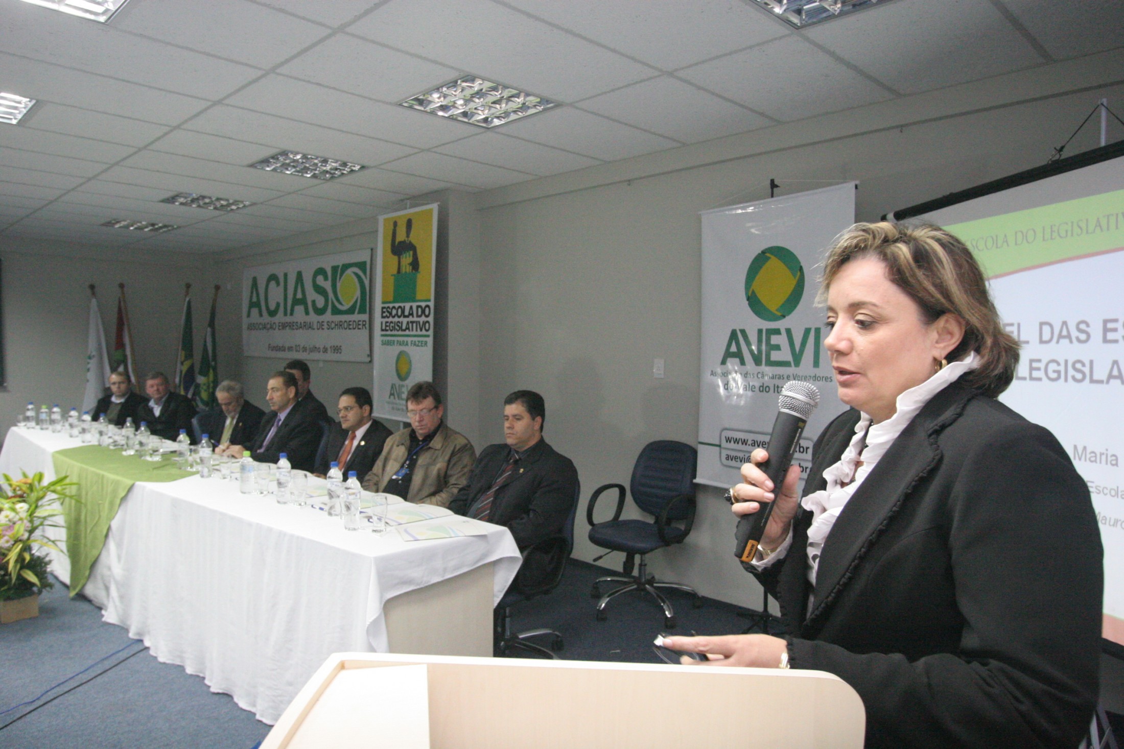 Implantação da Escola do Legislativo em Schoroeder - Carla Maria Vieira