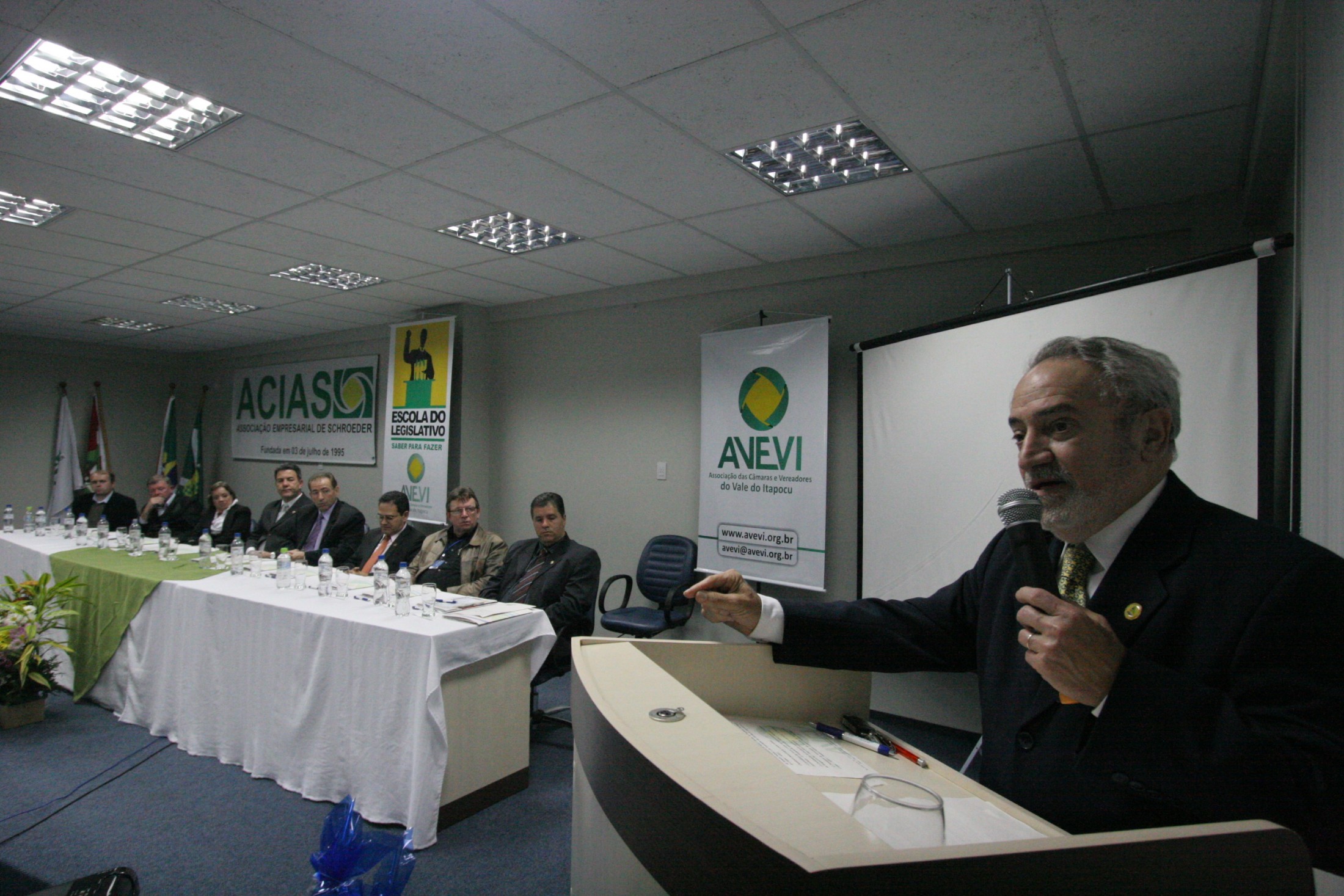 Implantação da Escola do Legislativo em Schoroeder - Florian Augusto Coutinho Madruga