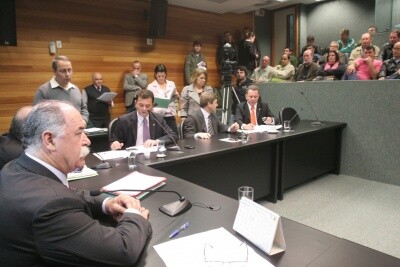 CCJ aprova calendário para aprovação de PL e PEC  sobre venda de ações da Casan