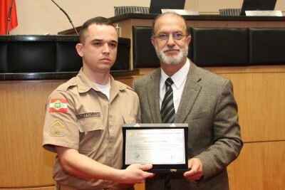 Soldado da PM recebe menção honrosa por ato de bravura