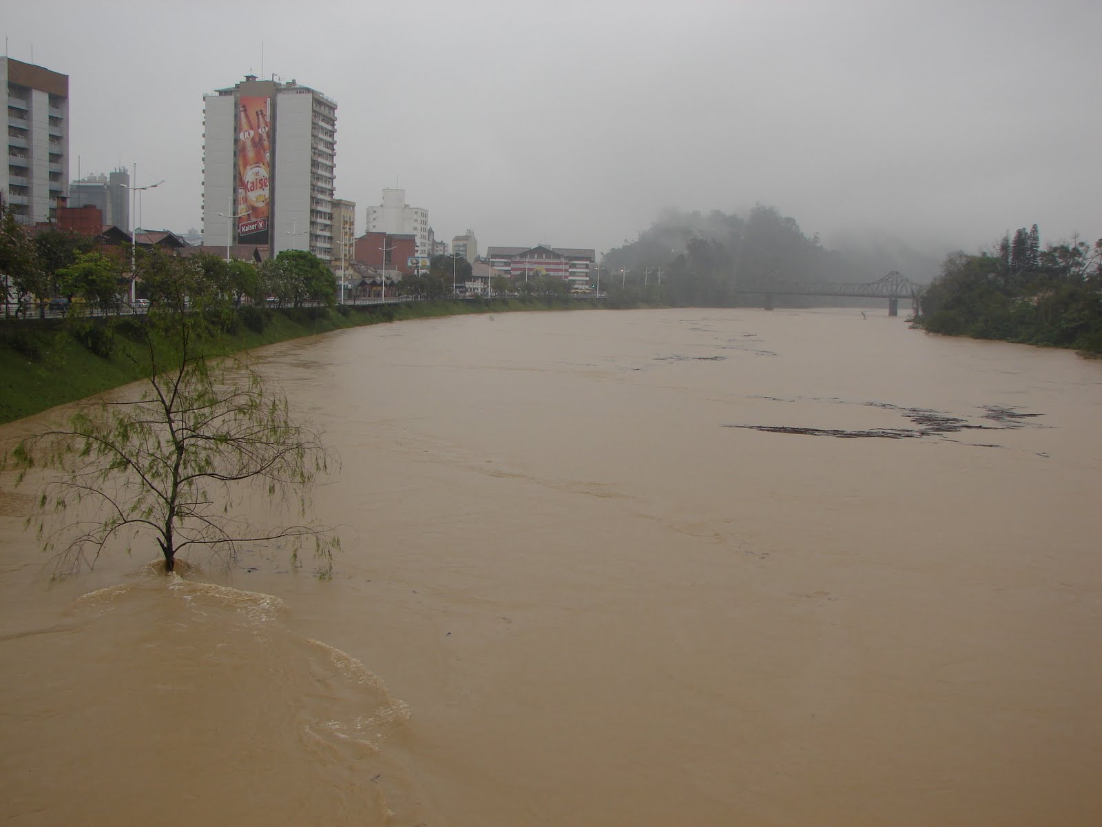 Fortes chuvas provocaram alagamentos em Blumenau