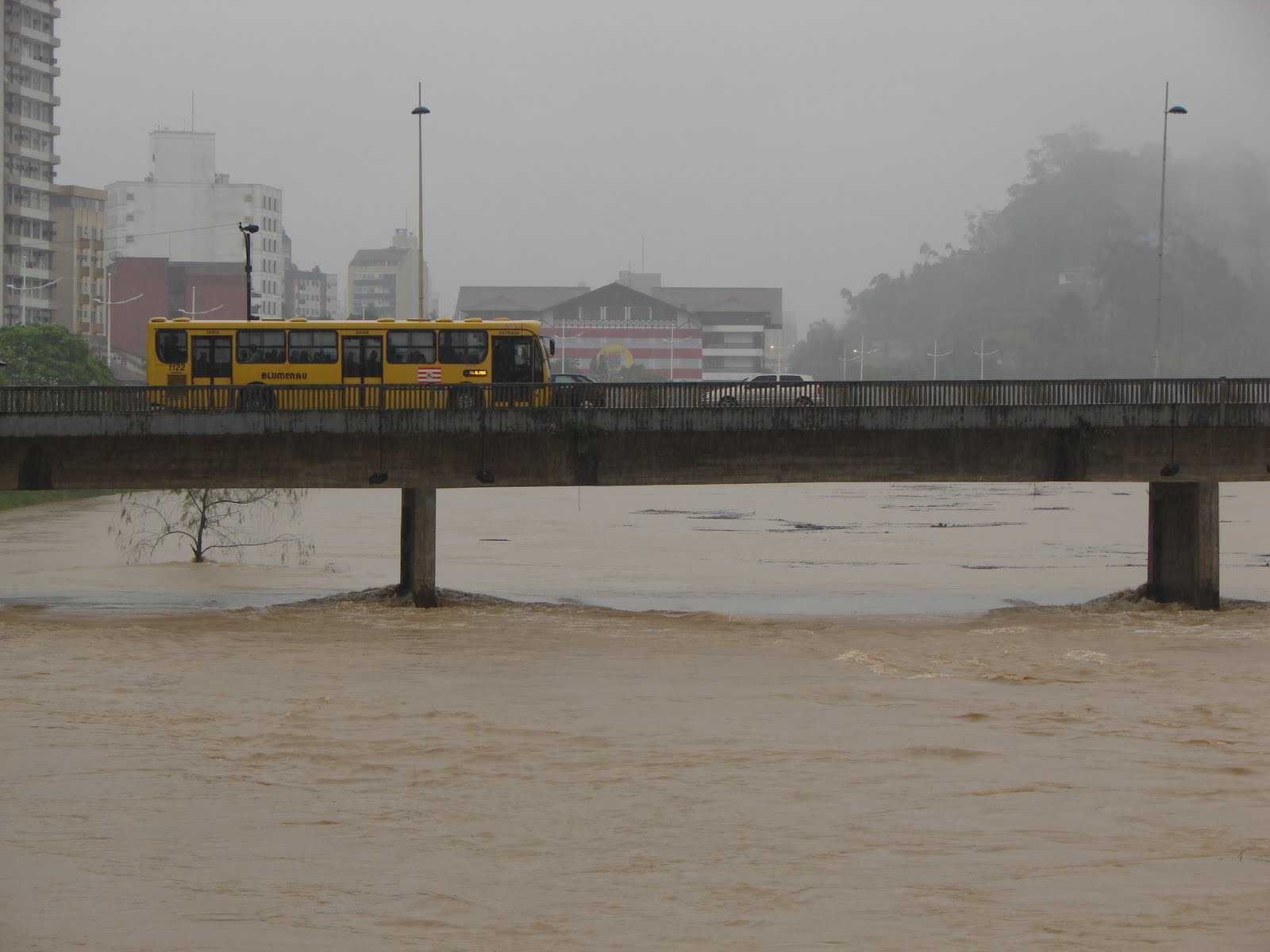 Fortes chuvas provocaram alagamentos em Blumenau