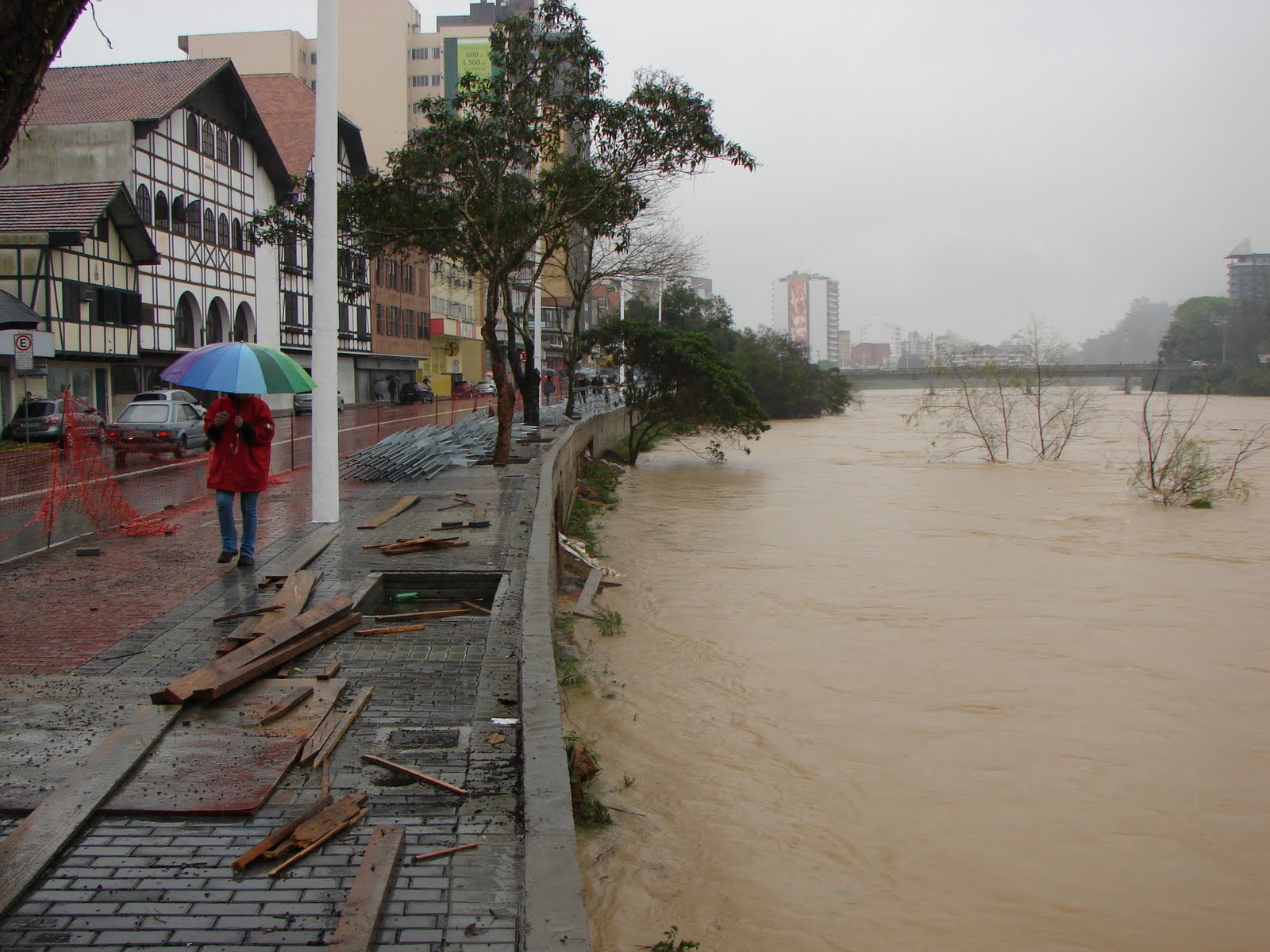 Fortes chuvas provocaram alagamentos em Blumenau