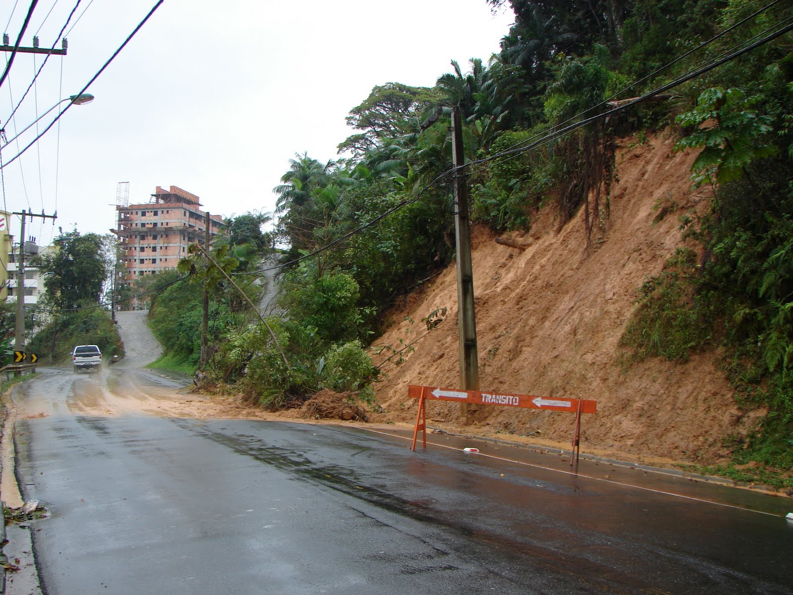 Fortes chuvas provocaram deslizamentos em Blumenau