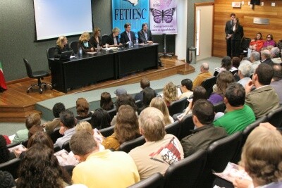 Secretaria de Mulheres da Fetiesc é homenageada na Assembleia Legislativa