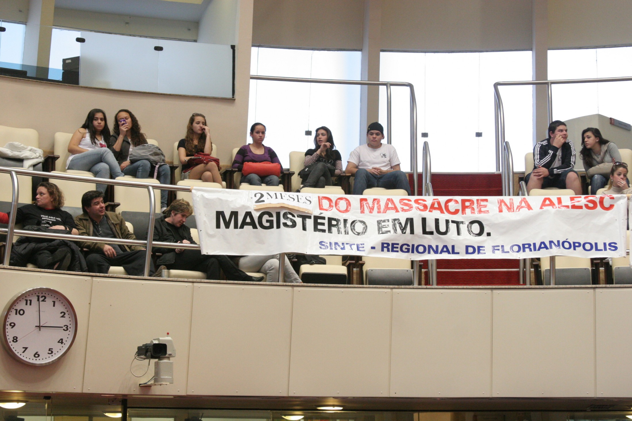 Plenário Osni Regis - Magistério acompanha a Sessão