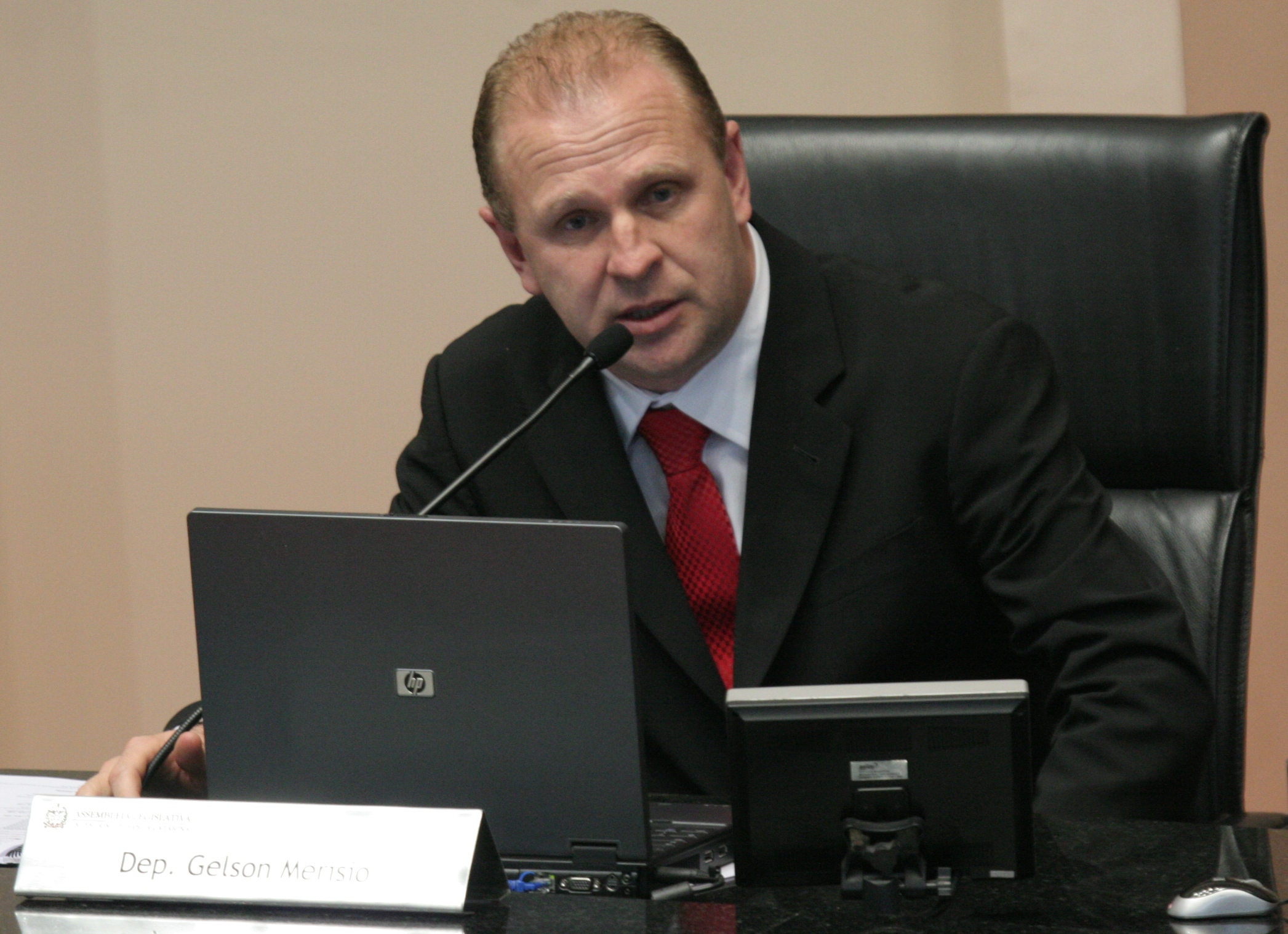 Parlamento doa móveis aos municípios mais castigados pelas chuvas