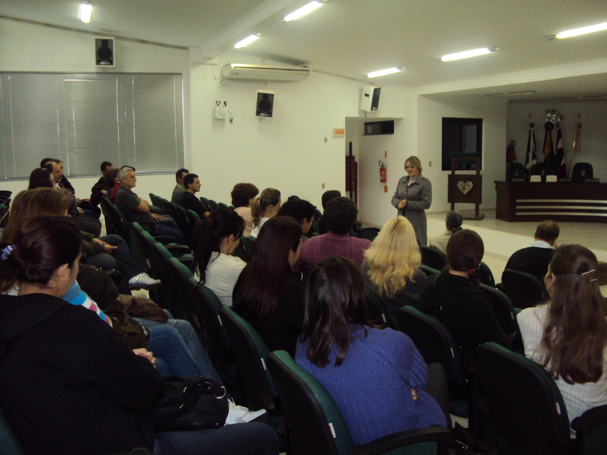 Luciane Carminatti conversa com professores e lideranças partidárias