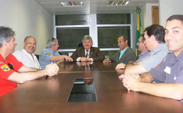 Procurador?-geral do Estado recebe Bombeiros Voluntário?s