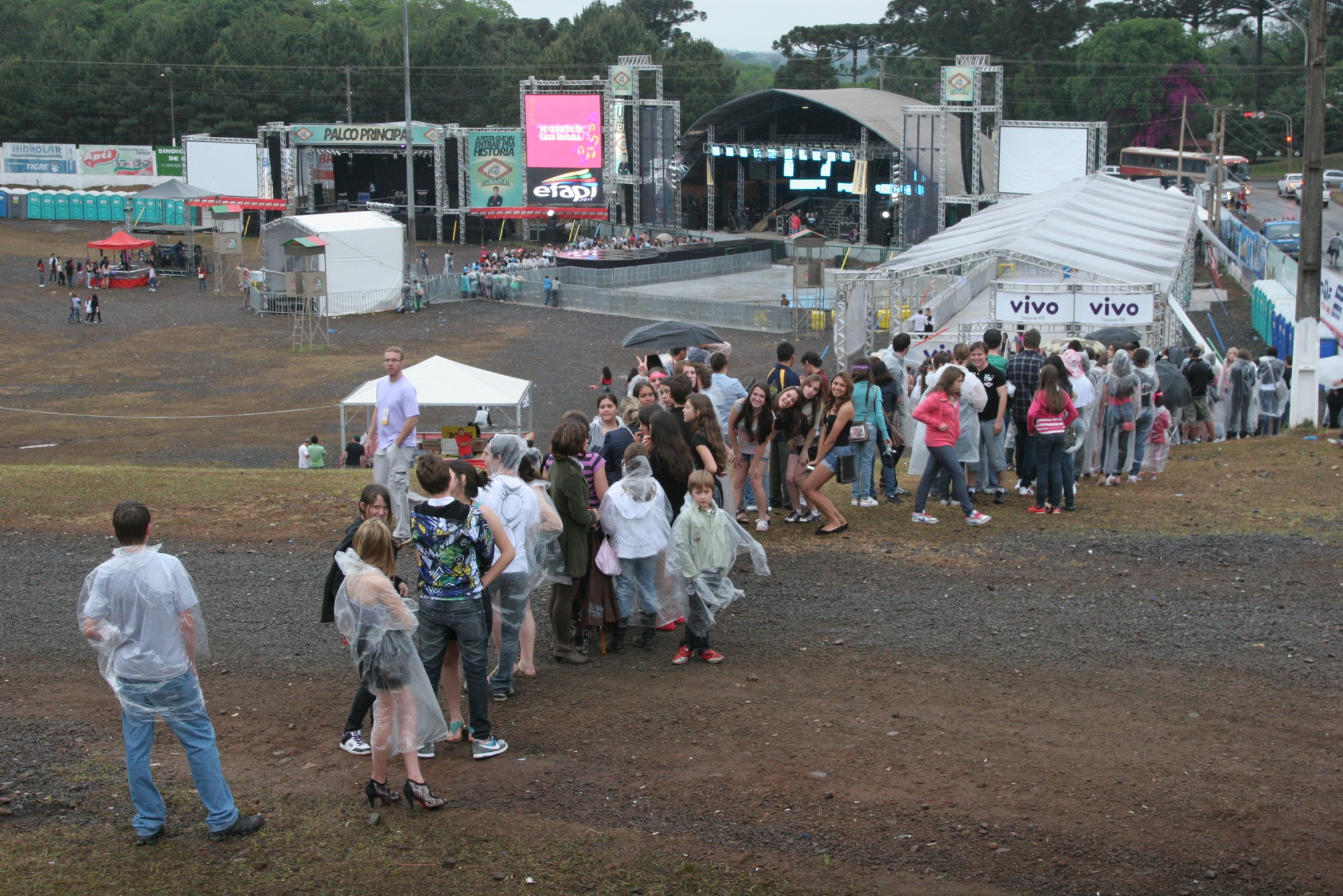 EFAPI 2011 - Fãns de Luan Santana na fila para o show