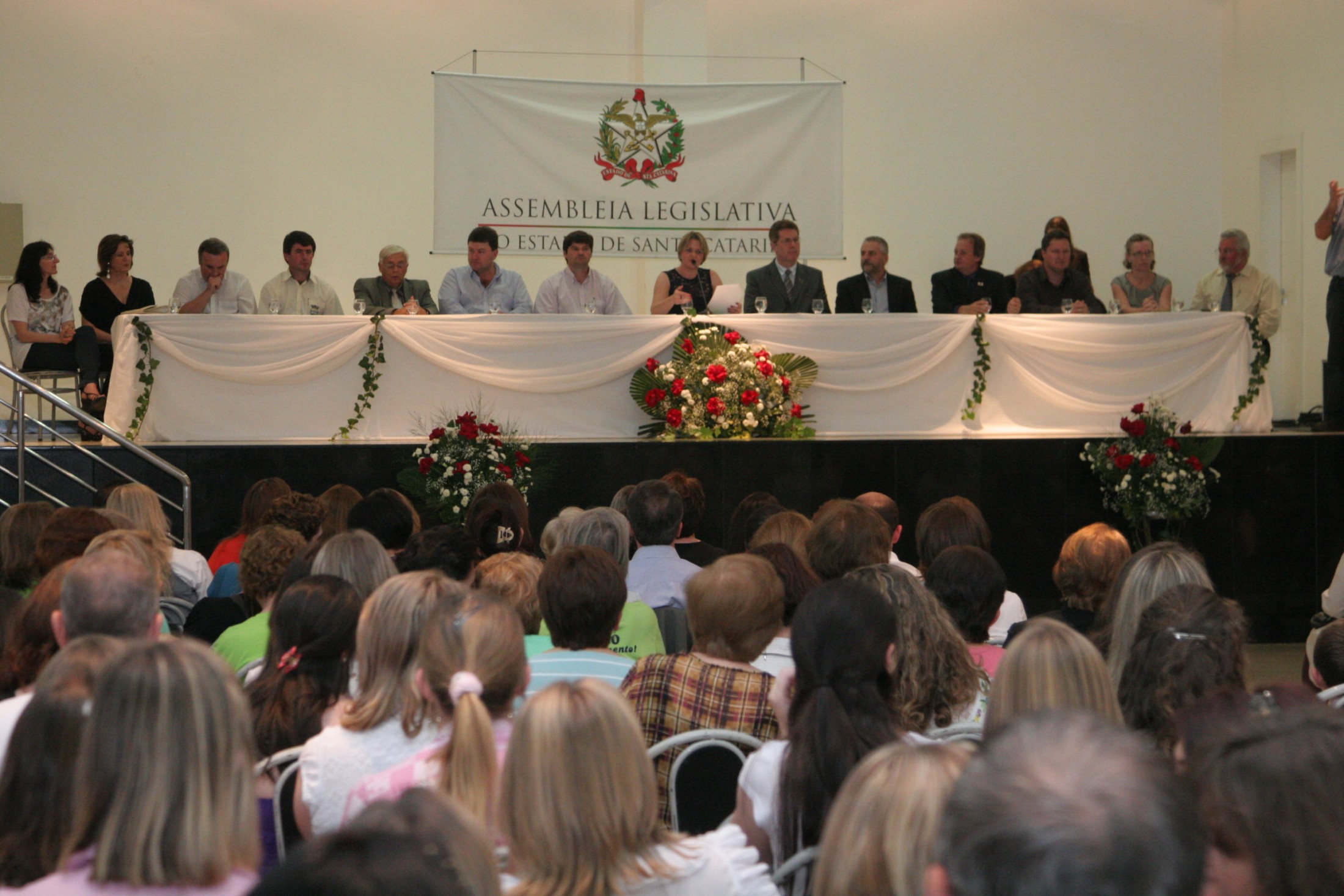 Assembleia Legislativa presta homenagem aos professores em Chapecó