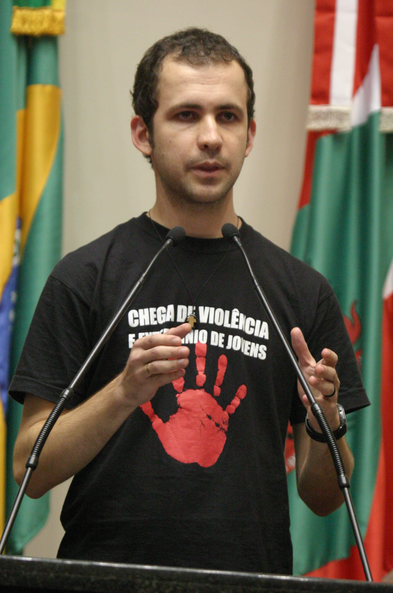 Campanha Nacional contra a Violência e o Extermínio de Jovens apresentada na tribuna