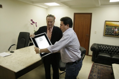 Deputado Antônio Aguiar (PMDB) entrega placa em Homenagem a Jorge Bornhausen
